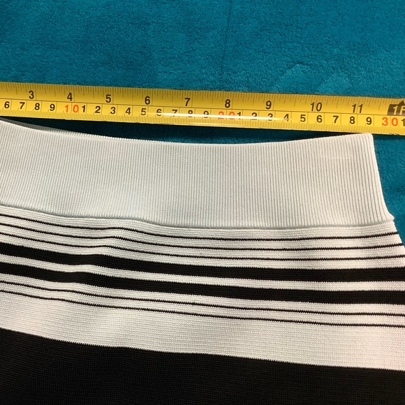 A.L.C Striped Mini Pull On Skirt Lovers + Friends ribbed cropped sweater - Picture 12 of 16